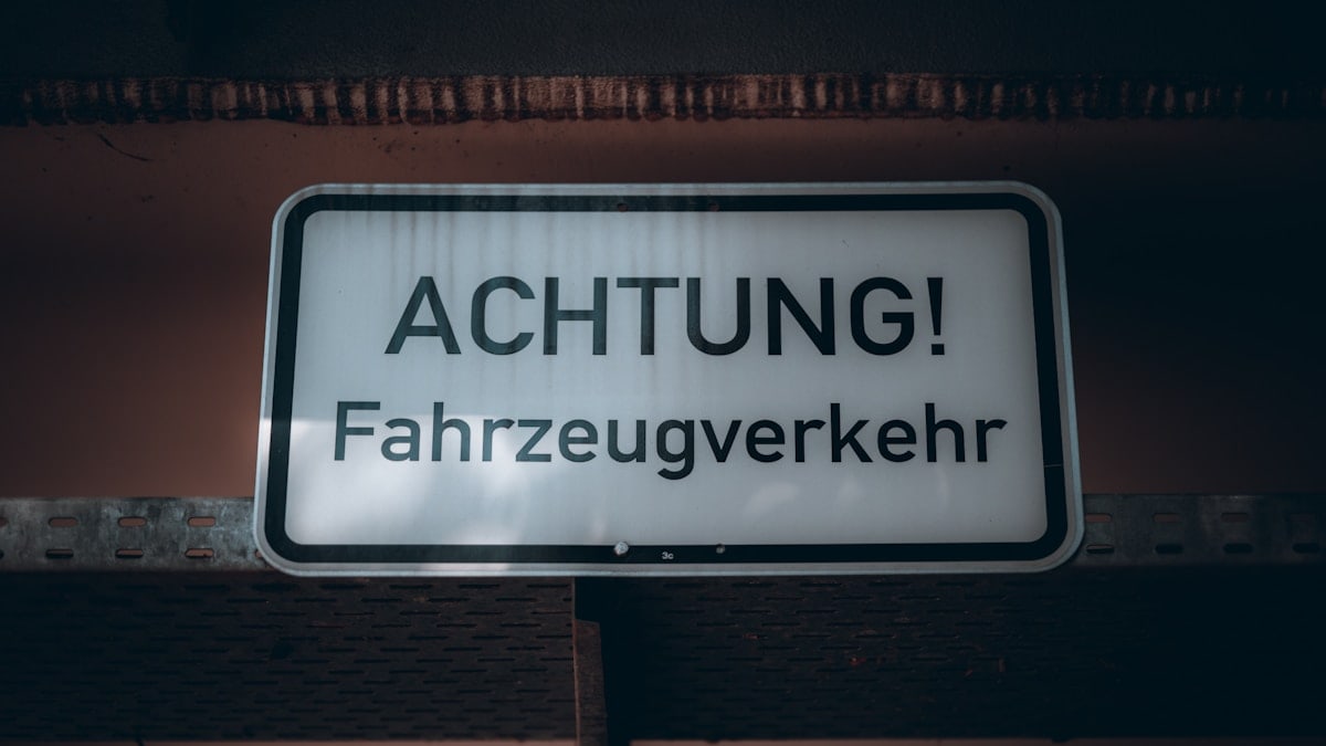 a street sign that reads, achtung fahrreugeverkenr